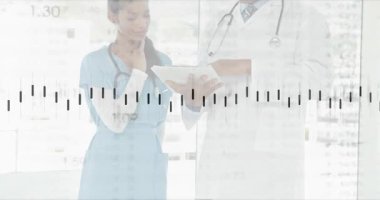 Doktor tabletteki tıbbi verilere işaret ediyor, baş hemşire inceleme sırasında dalga biçimini inceliyor. Tıbbi, işbirliği, sağlık, analitik, profesyonellik, teknoloji, kentsel