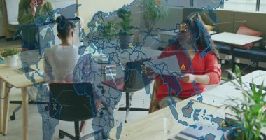 İş arkadaşları dijital dünya haritasını başlatan basılı raporları değiş tokuş ederek iş görüşlerini güçlendiriyor. İşbirliği, takım çalışması, veri analizi, modernlik, profesyonel, yenilik, teknoloji