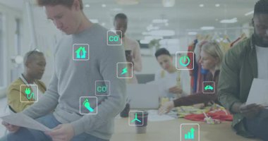 Tasarım ekibi belgeleri inceliyor, sürdürülebilirlik simgeleri oluşturan karbon ayak izi ikonu görüyor. İşbirliği, yenilik, çevre dostu, sürdürülebilirlik, takım çalışması, modern, yaratıcı