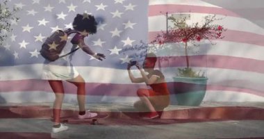 Kaykaycının güverteye ayak basması çömelmiş arkadaşının hız sporunu çekmesine neden oluyor. Macera, arkadaşlık, gençlik, açık hava, enerjik, yaşam tarzı, gelişigüzel