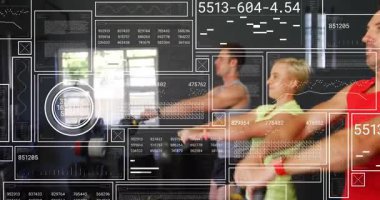 Dört fitness partneri su ısıtıcısını kavrayıp sallıyor sonra da animasyon ölçümleriyle kürek çekmeye geçiyor. Grup çalışması, fonksiyonel eğitim, spor salonu, fitness sınıfı, kuvvet eğitimi.