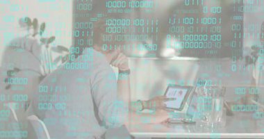 Tableti tıklatan ve dizüstü bilgisayarda veri analizi için ikili kod olarak yazan bir ofis çalışanı. Teknoloji, dijital, yenilik, profesyonel, modern, üretkenlik, bağlantı