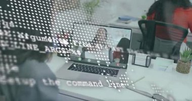 Sunucu sayfaları yırtarken ve bölümleri kod ile işaretlerken kullanıcı uzak toplantıya eğiliyor. İşbirliği, iletişim, dijital, üretkenlik, teknoloji, profesyonellik, çalışma alanı