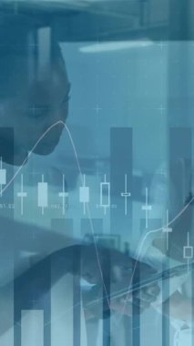 Ofisteki çeşitli iş adamları üzerinde finansal veri işleme animasyonu. Küresel iş ve dijital arayüz kavramı dijital olarak oluşturulmuş video.