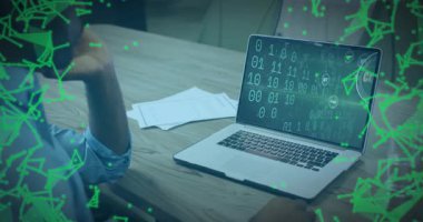 Arama yaparken akıllı telefonu kulağına kaldıran, yüzen ağ düğümleriyle şifreli HUD 'yi izleyen bir adam. Teknoloji, finans, modern, dijital, iletişim, ağ oluşturma, yenilik