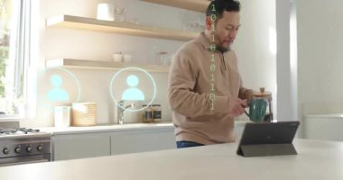 Erişkin bir adam kahve ve tablet tıkırdatırken turkuaz simgeler uzaktan görüşme için çoğalıyor. Teknoloji, modern, dijital, çalışma alanı, yaşam tarzı, bağlantı, sofistike