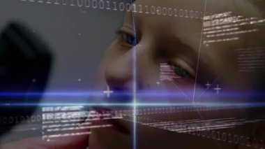 Laboratuvarda tarayıcıyı yüze yakın tutan kız teknolojik kodları ayarlıyor ve yüz hatlarını analiz ediyor. Biyometrik, yenilikçi, geleceksel, arayüz, analiz, yapay zeka, teknoloji