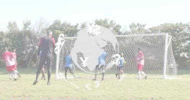 Futbolcu takım arkadaşı pası alıyor ve şut şutunu atıyor takım arkadaşları bunu kutluyor. Eylem, zafer, takım çalışması, açık hava, canlı, atletik, rekabet