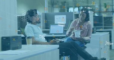 İş yemeğinde arkana yaslanan ve iş arkadaşınla konuşan bir adam görselleştirme ölçümlerini etkinleştiriyor. İşbirliği, iletişim, takım çalışması, tartışma, modern, gündelik, dijital