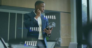 İş analisti konferans odasına giriyor ve kablosuz kulaklığı ayarlıyor, veri örtülerini etkinleştiriyor. Şirket, teknoloji, analitik, fütürizm, profesyonel, yenilik, dijital