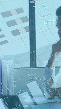 Ofiste çalışan iş adamı doktorların finansal veri işleme animasyonu. Küresel iş veri işleme ve dijital arayüz konsepti dijital olarak oluşturulmuş video.