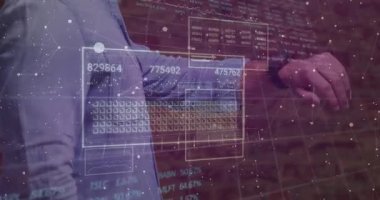 Akıllı telefonları araklarken, teknik uzmanlar akıllı kameraya bakıyor ve holografik ölçümleri canlandırıyor. Gelecekçi, analitik, dijital, yenilik, üretkenlik, çağdaş, arayüz