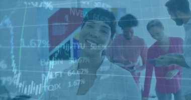 Meslektaşlar tabletleri canlandırılmış finansal tablolar olarak incelerken sunucu konuşuyor. İş, işbirliği, analitik, teknoloji, yenilik, şirket, takım çalışması