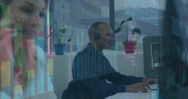 Üst üste binen sürücü acentesi açılıyor çağrı alıyor ve iş arkadaşı finans çizelgeleri için yazı yazıyor. Profesyonel, işbirlikçi, modern, dijital, kurumsal, analitik, üretken