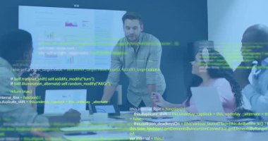 Sunucu masaya yaslanıyor, meslektaşlar puanları not ediyor, animasyon kodları iş çizelgelerinde üst üste biniyor. Kurul odası, takım çalışması, veri analizi, dijital dönüşüm, işbirliği, profesyonel, kurumsal