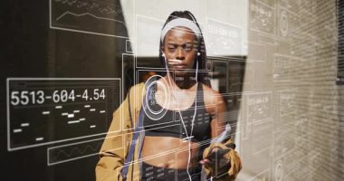 Atletizm yürüyüşü sokağı, akıllı telefon biyometrik tarama başlatan ekran dinleme sağlık ölçümleri. Fitness, technology, urban, health, data, activewear, biometric