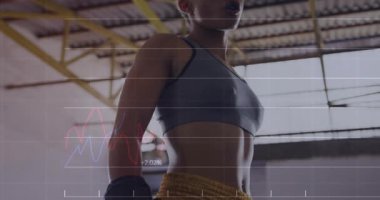 Kamera görüntülerine göre kadın boksör halka içinde fitness verilerini izleme ölçümleri ile örtüyor. Atletik, performans, veri, teknoloji, güç, eğitim, dinamizm
