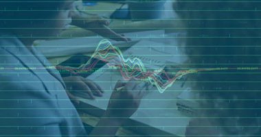 Meslektaşlar, mimari planları çizmek ve düzeni ayarlamak için plan üstüne plan yapıyorlar. İşbirliği, beyin fırtınası, yenilik, mimari, planlama, ekip, strateji