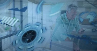 Kıdemli adam akıllı telefonu kulağına alıyor ve bilgisayardaki holografik çizelgeleri teknik analiz için çalıştırıyor. Gelecekçi, yenilikçi, dijital, akıllı, bağlantı, teknoloji, modern