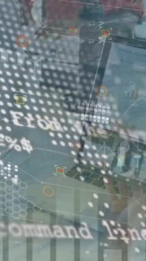 Afro-Amerikan bir kadının akıllı telefonuyla iş yerinde görüntülü konuşma yapması üzerine veri işleme animasyonu. Küresel ağ ve iş veri teknolojisi kavramı