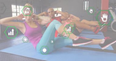 Fitness zamanlayıcısı, dizlerine doğru dirseklerini bükerek AR ölçümlerini çalıştırmaya başlıyor. Spor, spor, egzersiz, egzersiz, sağlık, performans, teknoloji