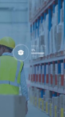 Depoda çalışan beyaz adamın dijital veri işleme animasyonu. Küresel gönderim, bağlantılar, hesaplama ve veri işleme kavramı dijital olarak oluşturulmuş video.