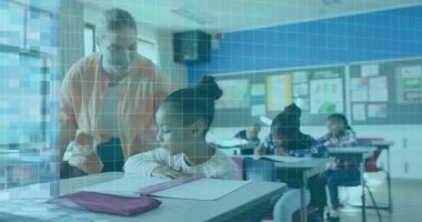 Öğretmen okulda ikilik sistemi göstererek ve göstererek öğrenci rehberliği çiziminin yanında diz çöküyor. Eğitim, akıl hocalığı, dijital okur yazarlık, sınıf, çocukluk, öğrenme, teknoloji