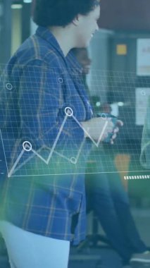 Ofiste birlikte tartışan üç farklı kadın hakkında istatistiksel veri işleme animasyonu. Bilgisayar arayüzü ve iş veri teknolojisi kavramı