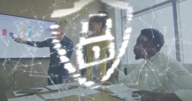 Meslektaşları satış tablolarına atıfta bulunurken asma kilit simgesi oluşturan bir sunucu. Şirket, takım çalışması, yenilik, veri, analitik, güvenlik, işbirliği