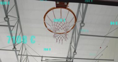 Oyuncu basketbolu potaya yükselterek AR 'ı etkinleştirirken, aynı zamanda yükselen şut ölçümlerini de güncelliyor. Spor, atletizm, dijital, teknoloji, rekabet, hareket, arena