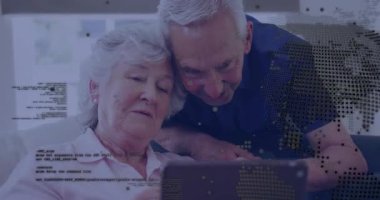 Kanepede oturan yaşlı çift tablet görüntüleme ve dijital verileri ve dünya haritasını araştırıyor. Yaşlılar, arkadaşlık, teknoloji, rahatlama, modern, sıcaklık, samimiyet.