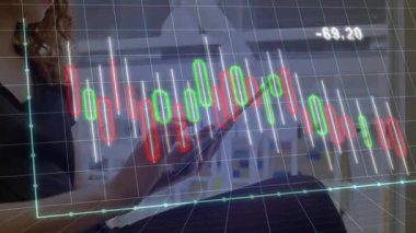 Finansal analist tableti kaydırıyor, şeffaf çizelgede yukarı doğru dalgalanan dalgalanmalara neden oluyor. Yatırım, pazar, veri, finans, analitik, teknoloji, strateji