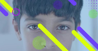 Kameraya bakan çocuk, pazarlama tasarımı için parlak bir şekilde gülümsemeden önce neon kaplamalar alıyor. Neon, geometri, soyut, genç, canlı, portre, dijital