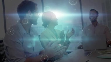 İş arkadaşları sunucuyu dinlerken ve dijital verileri birleştirirken kazananı alkışlıyorlar. Teknoloji, takım çalışması, yenilik, şirket, fütüristik, işbirliği, dijital