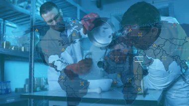 Bilim adamları laboratuvar deneyine başlamak için kapağı kaldırıyor, ağ veri örtüsüyle kaseye buhar döküyorlar. Laboratuvar, araştırma, yenilik, veri görselleştirme, kimya, kesinlik, teknoloji