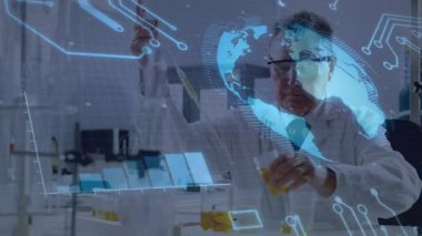 Hologram, kimya laboratuarındaki bilim adamının pipet kullandığını, tüp doldurduğunu ve menüsküs olup olmadığını kontrol ettiğini gösteriyor. Yenilik, araştırma, teknoloji, bilim, kesinlik, laboratuvar, analitik