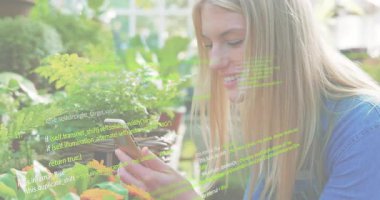 Kadın akıllı telefonu dinliyor ve AR teknolojisini tanılama için sera bitkilerinin üzerine yerleştiriyor. Teknoloji, bahçıvanlık, yenilik, yeşillik, dijital, çevre, yaşam tarzı