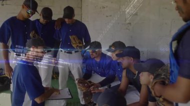 Koç saha işaretleme oyunu üzerine diz çöküp kod yoğunlaştırma yoluyla takım sporları stratejisine rehberlik ediyor. Atletik, takım çalışması, kararlılık, eğitim, strateji, akıl hocalığı, açık hava