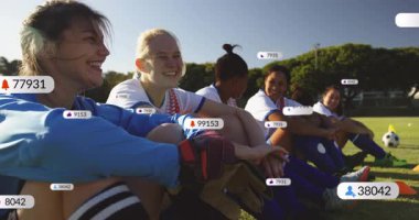 Futbol takım arkadaşları sosyal medya rozetlerinin yükseldiğini görüyor, akıllı telefondan nişan alıyorlar. Atletizm, yoldaşlık, spor, takım çalışması, açık hava, canlı, başarı