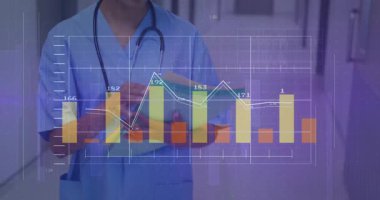 Hemşire hasta dosyalarını değiştiriyor. Koridorda yürürken sağlık çizelgelerini güncelliyor. Veri doğruluğunu garanti ediyor. Tıbbi profesyonellik, sağlık, veri analizi, klinik çevre, dijital teknoloji, hasta bakımı, profesyonel kıyafet