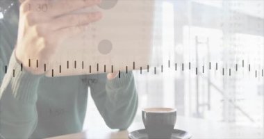 Tableti kaldıran ve kahve fincanı beklerken dalga biçimi verilerini analiz eden bir adam. Teknoloji, yenilik, çalışma alanı, dijital, analitik, gündelik, modern