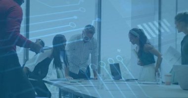 Tablet taşıyan bir adam odaya giriyor ve teknoloji kaplaması altındaki kağıtlar üzerinde işbirliği yapıyor. İşbirliği, takım çalışması, modernlik, dijital iletişim, profesyonel, iş toplantısı, yenilik