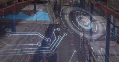 Depo müdürü raf etiketini inceliyor, holografik hisse senedi çizelgelerini kontrol ediyor. Lojistik, envanter, teknoloji, dijital, verimlilik, takım çalışması, endüstriyel