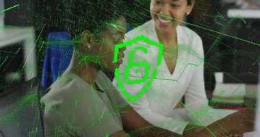 Yeşil Kalkan geri sayımı olarak işbirliği yapan iş arkadaşları verileri canlandırıyor ve güvenli kilit oluşturuyorlar. İşbirliği, siber güvenlik, takım çalışması, dijital güvenlik, profesyonel, yenilikçi, veri koruması