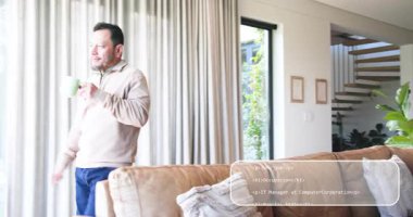 IT yöneticisi yeşil kupayla oturma odasına giriyor kahve yudumluyor ve teknik planlama için defter açıyor. Modern, minimalist, rahat, rahat, profesyonel, şık, düşünceli.