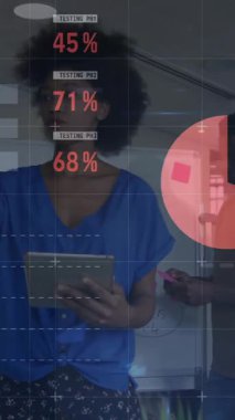 Ofisteki çeşitli iş adamları üzerinde finansal veri işleme animasyonu. Küresel finans, iş, bağlantılar, hesaplama ve veri işleme kavramı dijital olarak oluşturulmuş video.