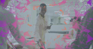 Tableti tıklatan, basılı kağıtları dağıtan, iş toplantısı sırasında belgeleri inceleyen adamlar. İşbirliği, takım çalışması, ofis, profesyonel, tartışma, dijital, modern