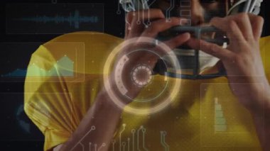 Erkek sporcu kaskını çenesine doğru kaldırıyor. Emniyet kemerini dijital HUD ile bağlıyor. Spor teknolojisi gösteriyor. Sporcu, vites, koruma, performans, yenilik, eğitim, dijital