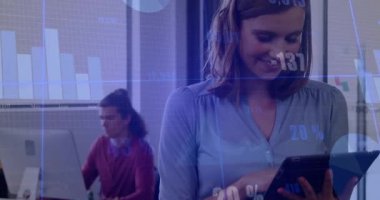 Ofiste tableti tıkırdatan kadın, iş verilerini saydam tablonun üzerinde döngü olarak inceleyen kadın. İş, analitik, teknoloji, işbirliği, yenilik, profesyonel, modern