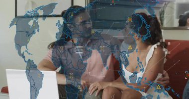 Teknoloji arayüzünü analiz eden ve çevrimiçi arama yapan çift olarak haritada kaybolan ana hatlar. İşbirliği, bağlantı, yenilik, dijital, geleceksel, samimiyet, iletişim